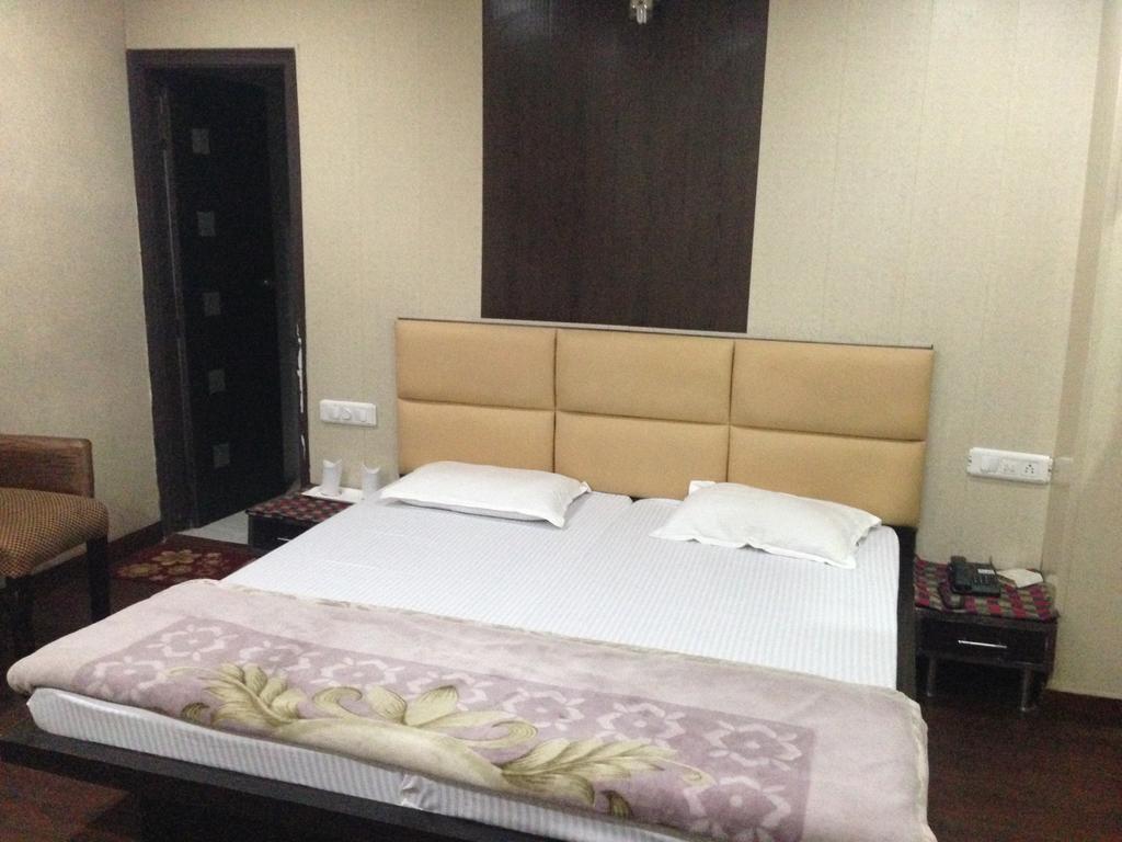 Hotel Silver Stone Лудяна Екстериор снимка