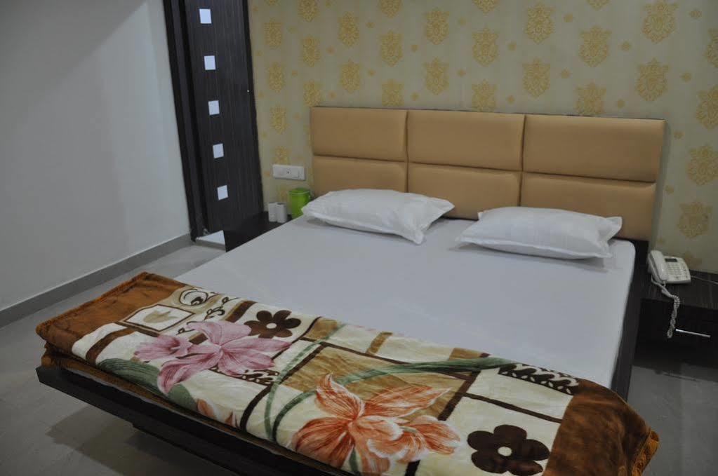 Hotel Silver Stone Лудяна Екстериор снимка